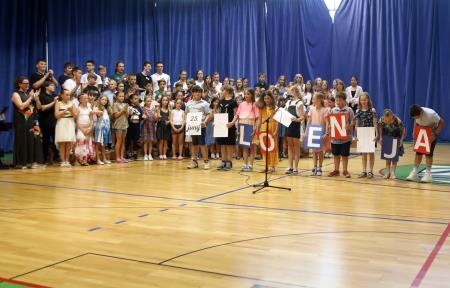 PRIREDITEV OB DNEVU DRŽAVNOSTI IN ZAKLJUČKU ŠOLSKEGA LETA 44 FOTO LJUBO VUKELIČ